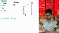 Мальчик массой 50 кг качается на качелях с длиной подве