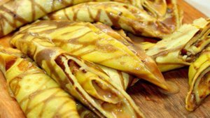 Шоколадно - ванильные блины с вареной сгущенкой и грецкими орехами