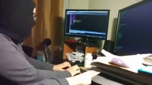 хакер взламывает компьютер