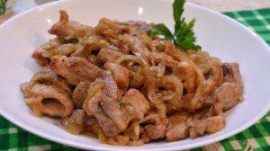 Свиная грудинка жареная с луком