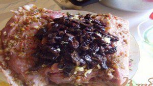 Мясо запеченное с черносливом и сыром