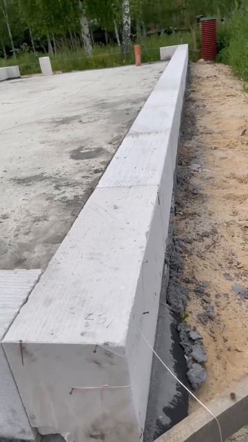 Первый ряд дома из газобетона строительство