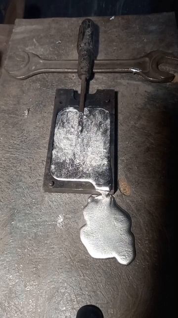 Отливка свинца в форму#отвертка #Shorts# смотреть онлайн