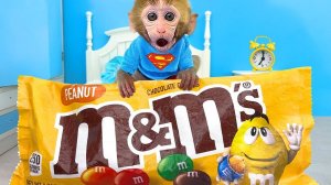 🐵Обезьянка Бон-Бон охотится за гигантскими конфетами M&M's и ест мороженое с щенком в саду!