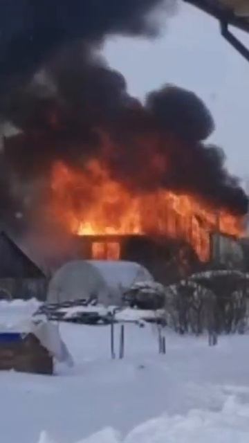 В Твери сгорел двухэтажный жилой дом. Подробнее в наше смотреть онлайн