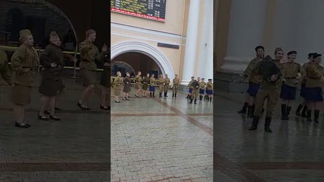 На жд вокзале Екатеринбурга песни и танцы военных лет/До мурашек! 80 лет Победы!