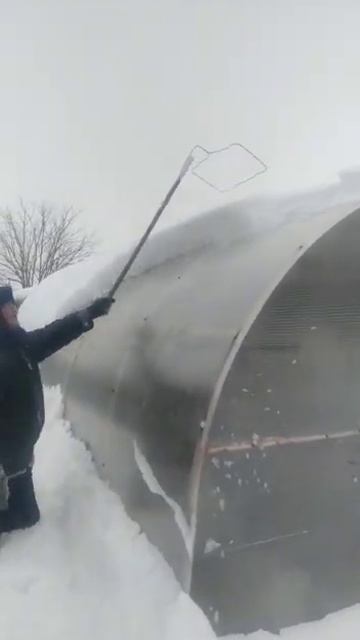 Очистка теплицы от снега.