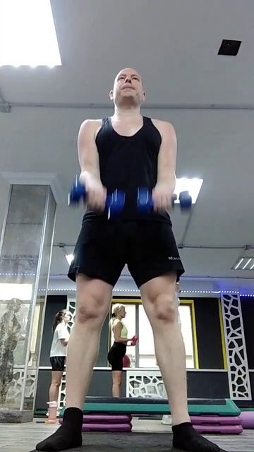 Сгибание рук на бицепс. Сгибания рук с гантелями. #fitness смотреть онлайн