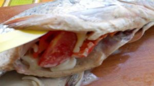 Карп с овощами в сметанном соусе в духовке