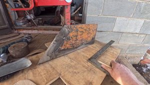 Подготовка плуга для пахоты.