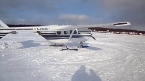 Цессна 337. Посадка пассажиров на борт.