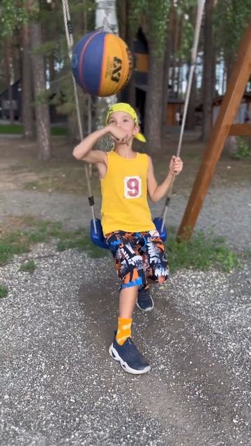Кручу сидя на качели 🏀😃 #shorts смотреть онлайн