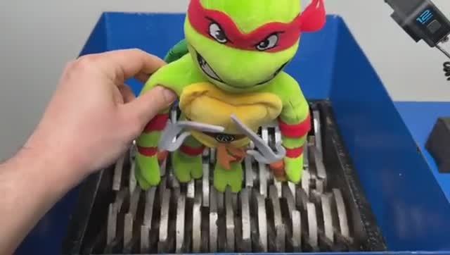 Черепашка  ниндзя и двадцать лучших его друзей решили разобраться  с измельчителем  смотрите смотреть онлайн