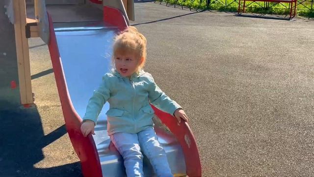 Вероничка гуляет играет на детской площадке смотреть онлайн