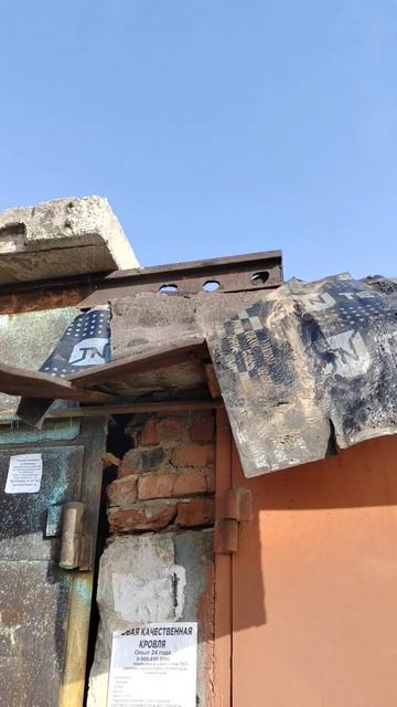 сильным ветром срывает кровельный материал. смотреть онлайн