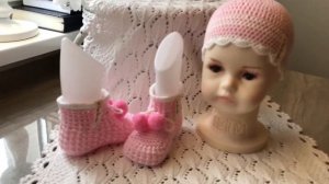 Пинетки спицами и шапочка крючком для новорожденных