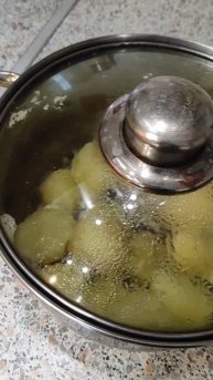 На обед отварной картофель с чесноком и салат.#shorts