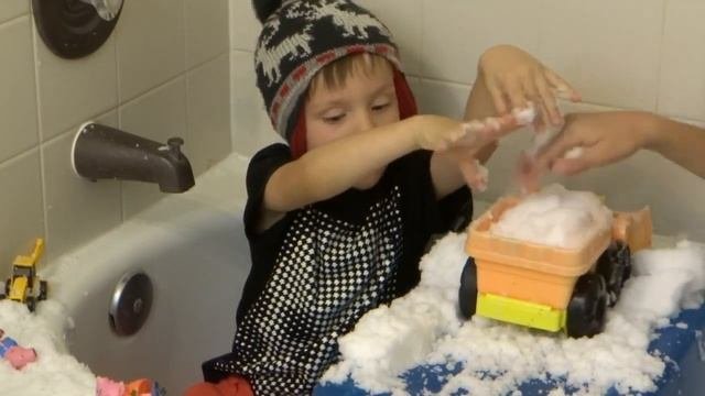 Играем со снегом-playing With Snow!