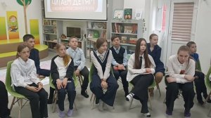 Читает стих