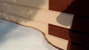Дом из газоблока со снятой фаской, после зимы