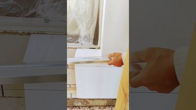 Обучаю рабочих заказчика правильно клеить пенопласт ?