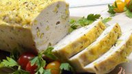 Террин из курицы с фисташками под сырной корочкой.