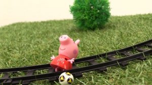 Видео с игрушками - Свинка Пеппа и игрушечный поезд