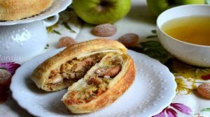 Слойки с яблоками и орешками кешью