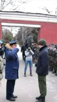 А.В.Маргелов вручает кадетам погоны