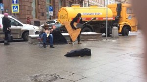 Иду, курю: соло на балалайке на Кузнецком