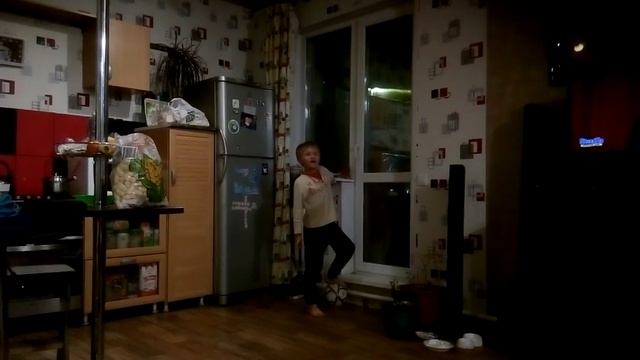 Ребенок прикололся над отцом смотреть онлайн