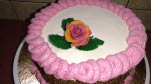 Торт на бисквите из желтков - сборка, нанесение кремов и украшение