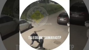 В Самаре без контактный бой двух мужчин попал на камеру.