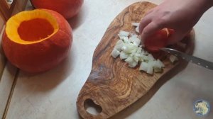 Мясо с овощами, запеченное в тыквенных горшочках