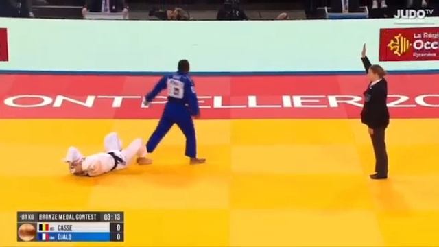 ЧТО ОН ТВОРИТ 😱🇫🇷Альфа Джало потрясающей комбинацией поднимает весь зал с мест 🔥🔥#judo смотреть онлайн