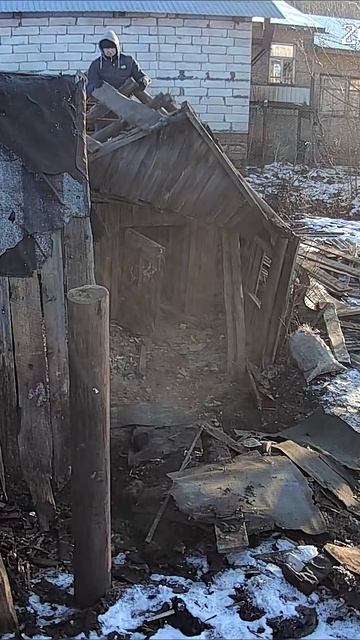 Один снёс крышу. #демонтаж #баня #стройка смотреть онлайн