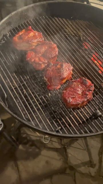 Стойки из свиной шеи на угольном гриле. #bbq #мясо #гриль смотреть онлайн