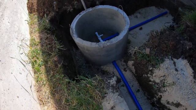 11 Бужор. Монтаж септика. Закапывание вводного кабеля и водопроводной трубы до будущего колодца.