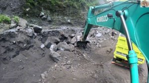 Строительство, экскаватор копает чёрный  песок