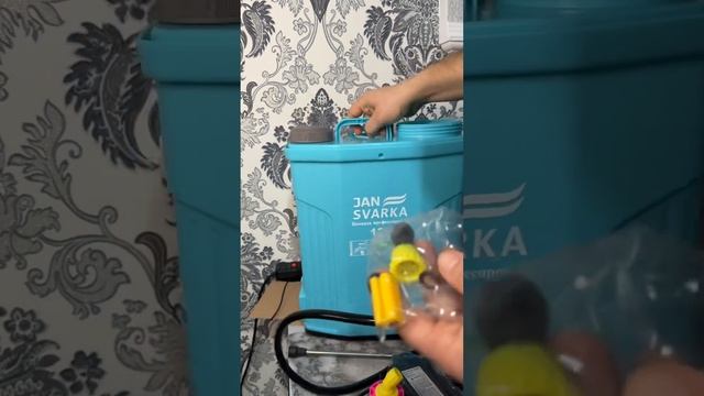 Опрыскиватель аккумуляторный 12 литров комплектация.