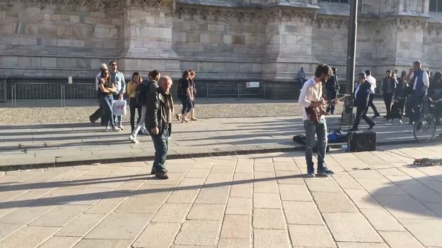 Пьяный алкаш танцует на площади Дуомо в Милане смотреть онлайн