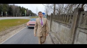 Алексей Щербаков в костюме перелезаем через заборы!