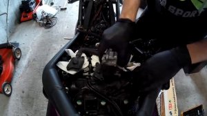 Ventilspielkontrolle Triumph Street Triple 675   Checking valve clearanceTruimph Street Triple