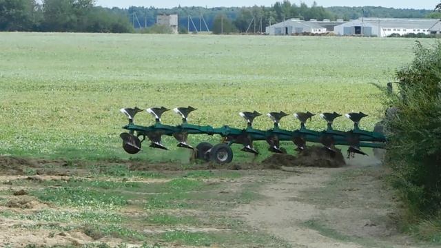 Осенняя вспашка бывшего рапсового поля. МТЗ 3522 (CAT) с пл смотреть онлайн