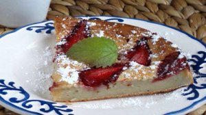 Творожная запеканка с бананом и клубникой