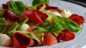 Салат с моцареллой, грейпфрутом и бастурмой  из говядины