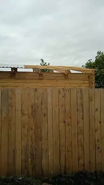 сын накрывает крышу на бане,ветер мешает. смотреть онлайн