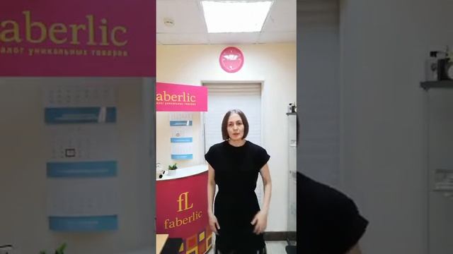 Коллекция Burmatikov весна-лето 2022 от FABERLIC платье с ажурной вставкой снизу