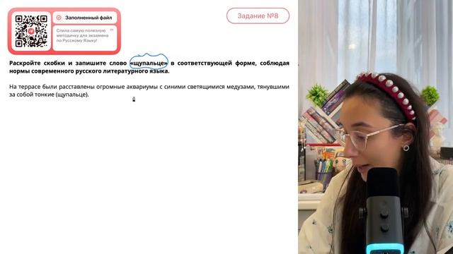 На террасе были расставлены огромные аквариумы с сини
