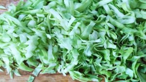 Овощной салат с зеленью и кунжутом